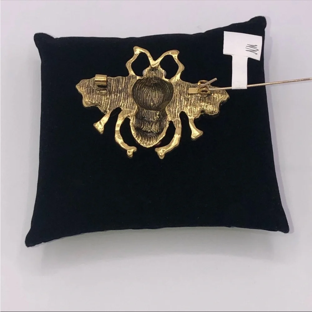 Pearl Bee Brooch - Picture 6 of 7